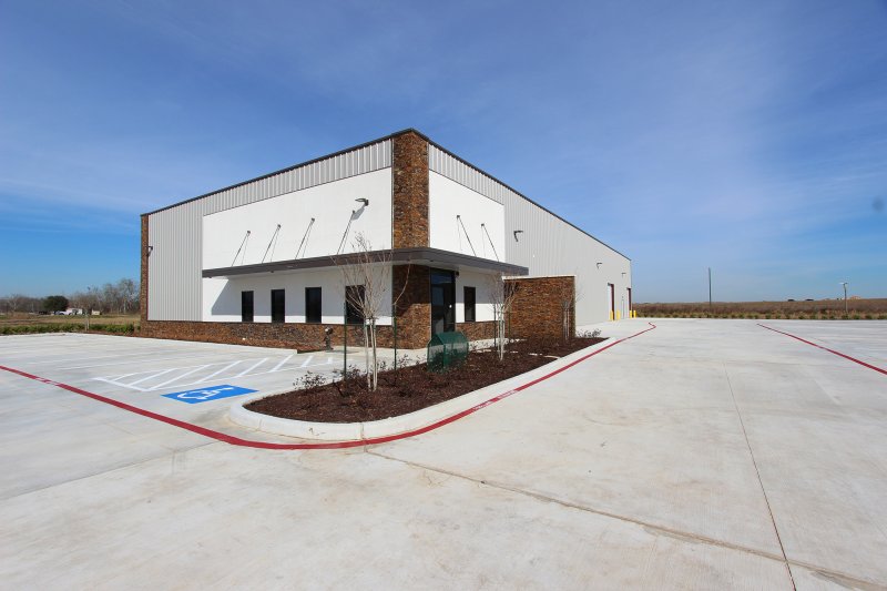 Industrial Building For Sale or Lease in Rosenberg, TX 425 Walsh Road